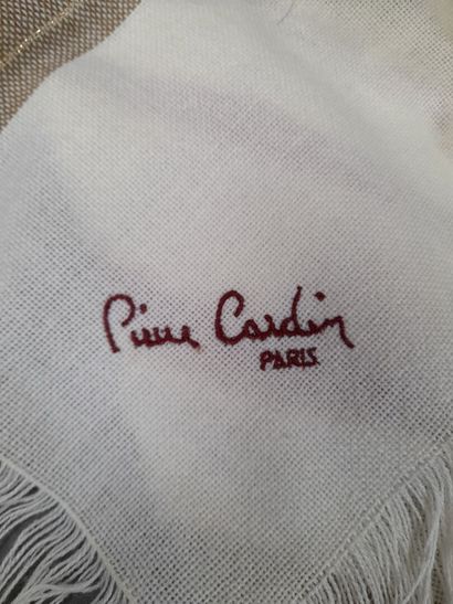 PIERRE CARDIN.
Châle frangé à décor de rayures...