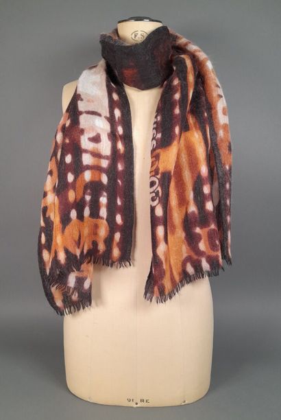 CHRISTIAN DIOR.
Echarpe frangée en mohair,...