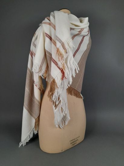 PIERRE CARDIN.
Châle frangé à décor de rayures...