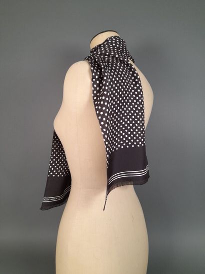 SAINT LAURENT.
Echarpe frangée en twill de...