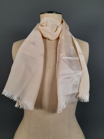 CELINE, PARIS.
Echarpe en satin de soie façonnée...
