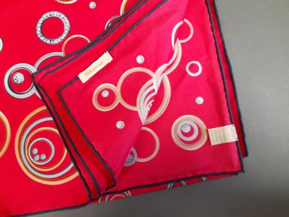 CHOPARD.
Carré en twill de soie à décor de...
