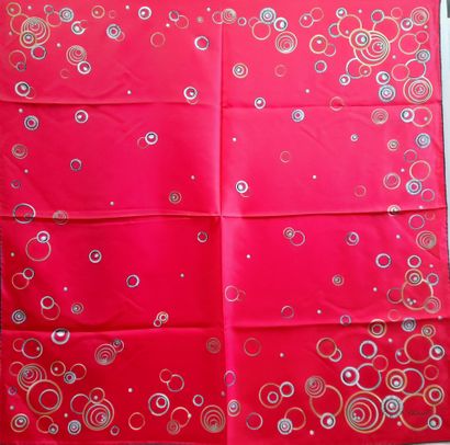 CHOPARD.
Carré en twill de soie à décor de...