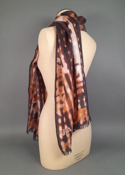 CHRISTIAN DIOR.
Echarpe frangée en mohair,...