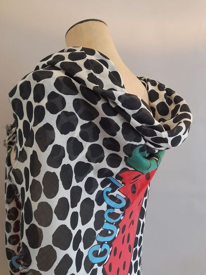 GUCCI.
Etole en modal et soie à décor de...