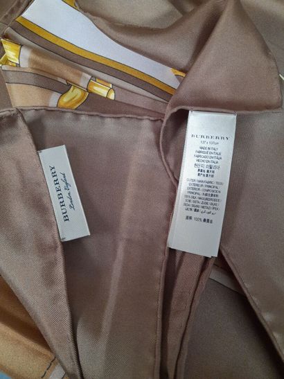 BURBERRY LONDON, ENGLAND.
Châle en twill...
