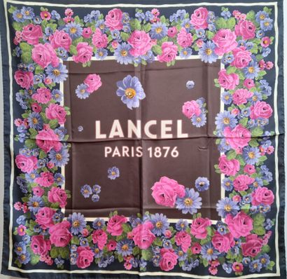 LANCEL,PARIS.
Carré en twill de soie à décor...
