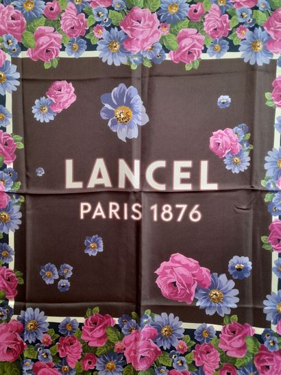 LANCEL,PARIS.
Carré en twill de soie à décor...