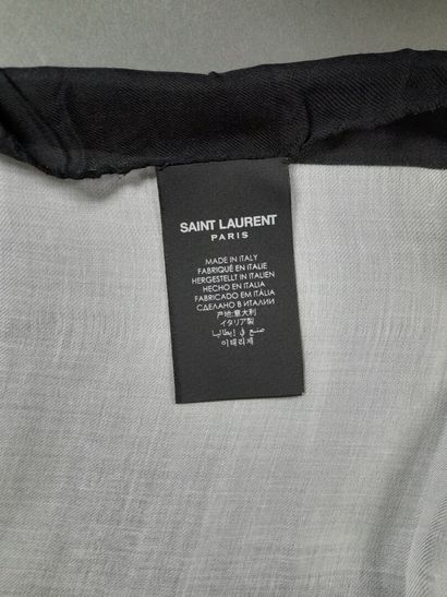 SAINT LAURENT, PARIS.
Carré en modal et cachemire...