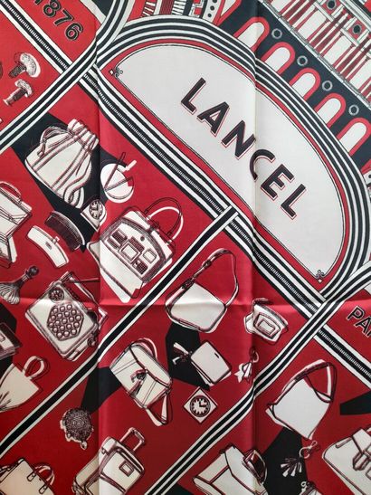 LANCEL, PARIS.
Carré en twill de soie à décor...