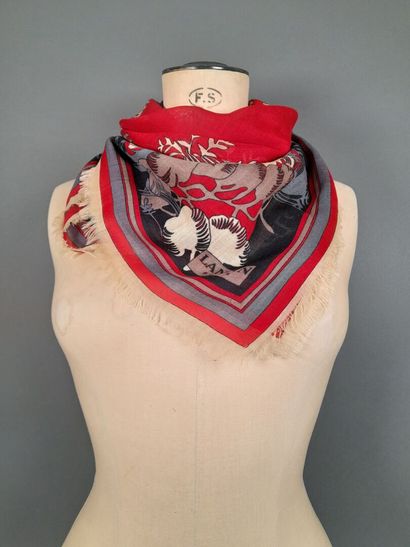 LANVIN.
Lot comprenant : 
- Carré frangé...