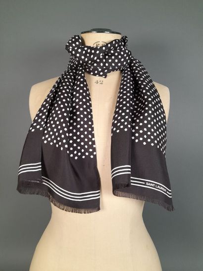 SAINT LAURENT.
Echarpe frangée en twill de...