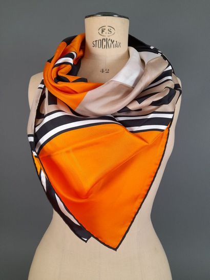 BURBERRY LONDON, ENGLAND.
Carré en twill...