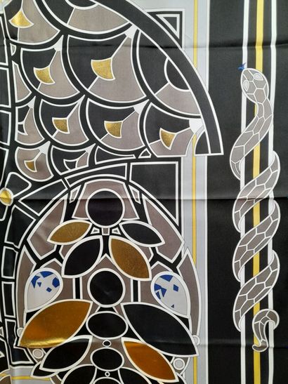 BULGARI.
Carré en twill de soie à décor de...