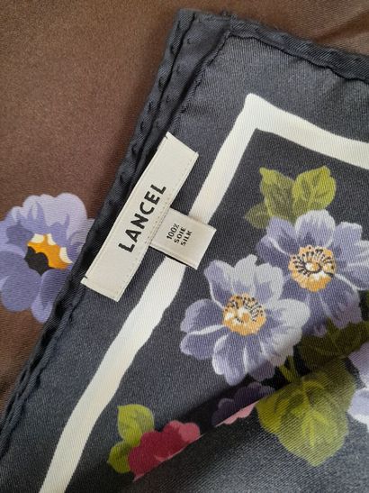 LANCEL,PARIS.
Carré en twill de soie à décor...