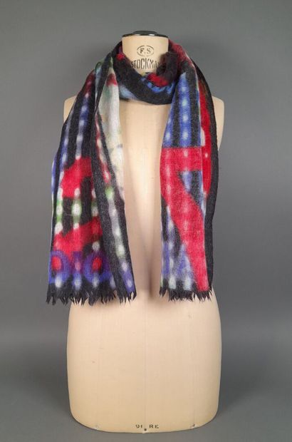CHRISTIAN DIOR.
Echarpe frangée en mohair,...