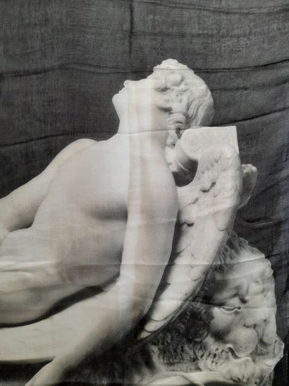 SAINT LAURENT, PARIS.
Carré en modal et cachemire...