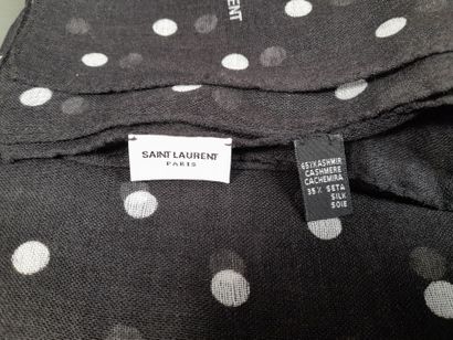 SAINT LAURENT, PARIS.
Carré en cachemire...
