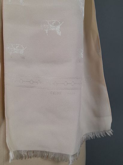 CELINE, PARIS.
Echarpe en satin de soie façonnée...