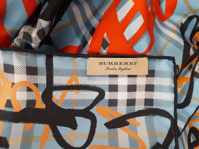 BURBERRY LONDON, ENGLAND.
Carré en twill...