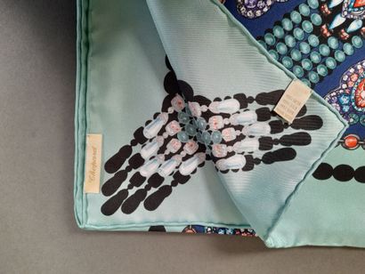 CHOPARD.
Carré en twill de soie à décor de...
