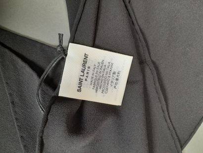 SAINT LAURENT, PARIS.
Echarpe en crêpe de...