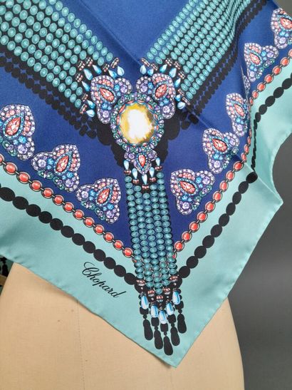 CHOPARD.
Carré en twill de soie à décor de...