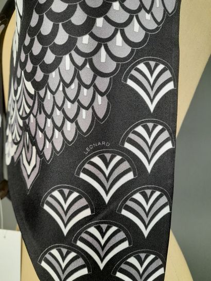 LEONARD.
Echarpe en pointe en twill de soie...