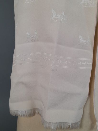 CELINE, PARIS.
Echarpe en satin de soie façonnée...