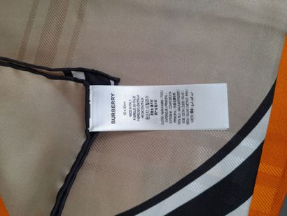 BURBERRY LONDON, ENGLAND.
Carré en twill...