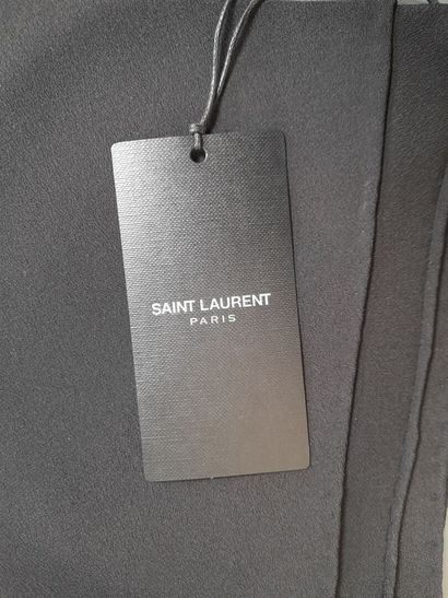 SAINT LAURENT, PARIS.
Echarpe en crêpe de...