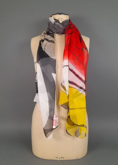 CHRISTIAN LACROIX.
Echarpe en mousseline...