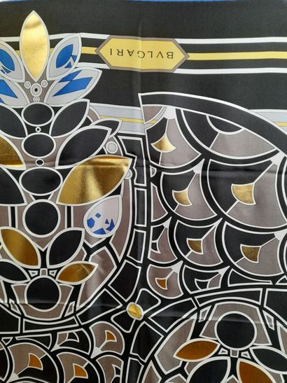 BULGARI.
Carré en twill de soie à décor de...