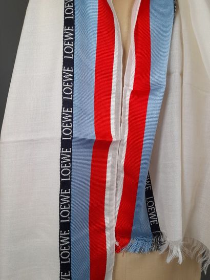 LOEWE.
Echarpe frangée en soie, laine et...