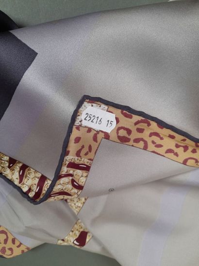 CARTIER, PARIS.
Carré en satin de soie à...