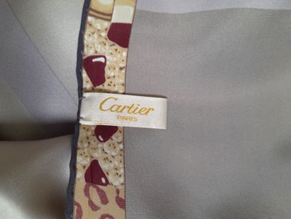 CARTIER, PARIS.
Carré en satin de soie à...