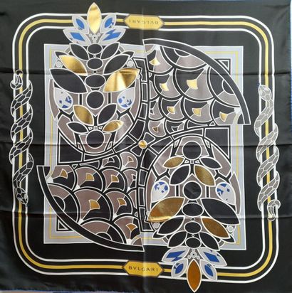 BULGARI.
Carré en twill de soie à décor de...