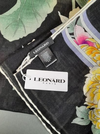 LEONARD, PARIS.
Echarpe en cachemire et soie...