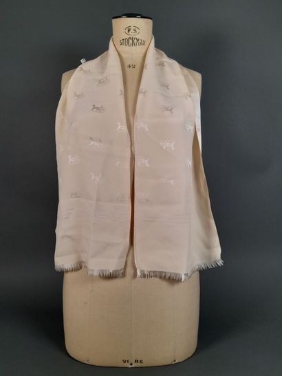 CELINE, PARIS.
Echarpe en satin de soie façonnée...