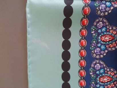 CHOPARD.
Carré en twill de soie à décor de...