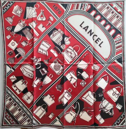 LANCEL, PARIS.
Carré en twill de soie à décor...