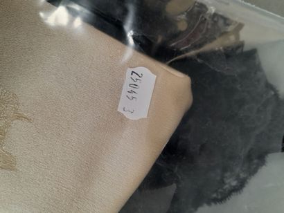 CELINE, PARIS.
Echarpe en satin de soie façonnée...