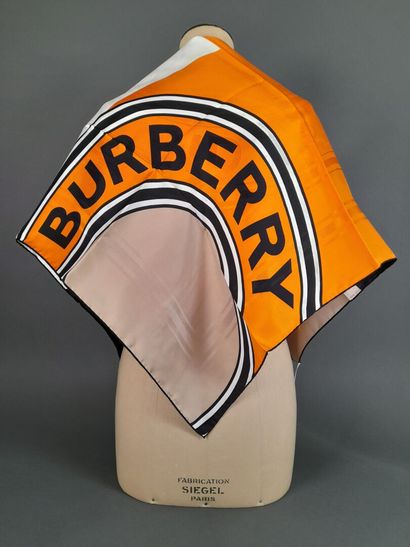 BURBERRY LONDON, ENGLAND.
Carré en twill...