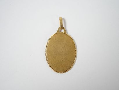 Oval religious medal in 18K yellow gold depicting...