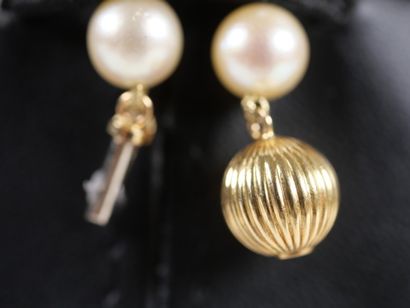 Necklace of shoker pearls, spherical clasp...