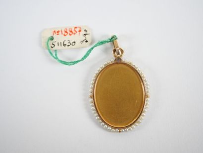 Oval religious medal in 18K yellow gold decorated...