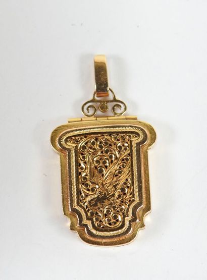 18K yellow gold pendant with finely chased...