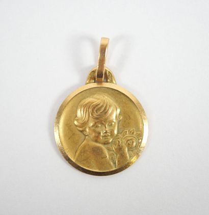 Circular medal in 18K yellow gold decorated...