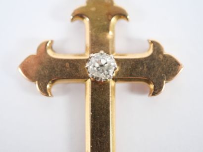 Pendant cross in 18K yellow gold centered...