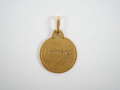 Circular medal in 18K yellow gold decorated...